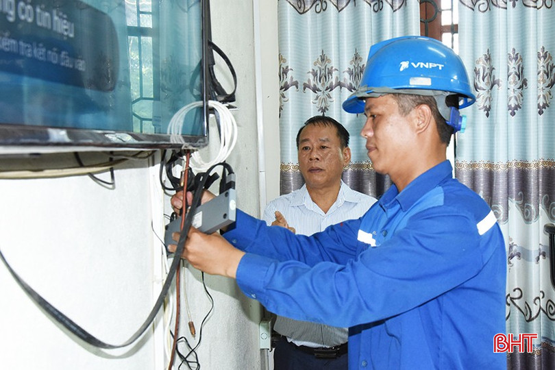 VNPT Hà Tĩnh đang tăng ca, tăng kíp để kịp thời lắp đặt, bố trí thiết bị, chuyển đổi dữ liệu các hệ thống phần mềm. bqbht_br_4.jpg