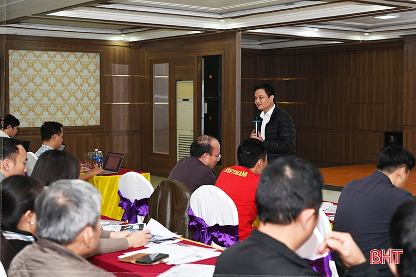 Ông Trần Mạnh Hùng, Trưởng phòng Quản lý Công nghệ - Chuyên ngành (Sở KH&CN) trao đổi các chuyên đề tại lớp tập huấn. bqbht_br_1.jpg
