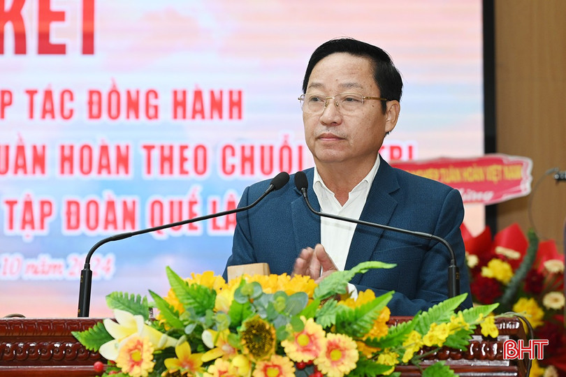 Chủ tịch UBND huyện Hương Khê Ngô Xuân Ninh: Hương Khê đã phối hợp khảo sát nhu cầu, thực trạng sản xuất của các hộ dân có nguyện vọng ký kết hợp tác sản xuất nông nghiệp hữu cơ, kinh tế tuần hoàn với doanh nghiệp Quế Lâm để tổ chức đào tạo nguồn nhân lực phục vụ sản xuất theo chuỗi. 3-705-2732.jpg