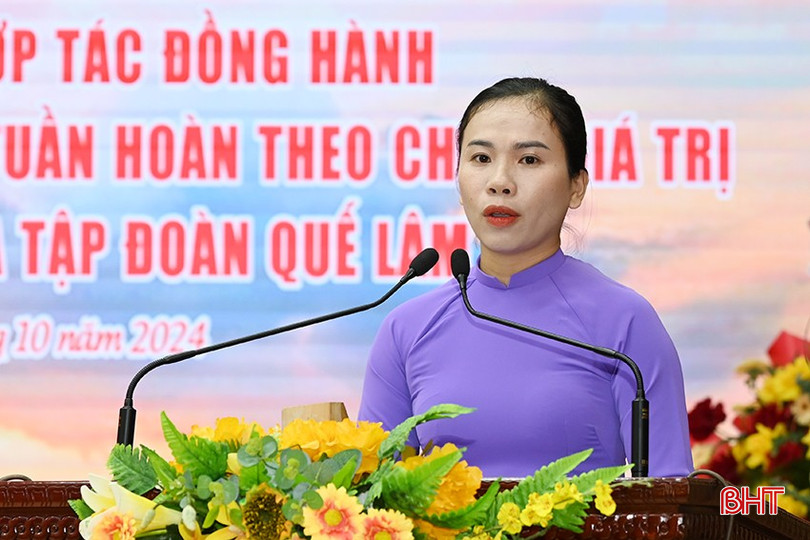 Chị Trần Huyền Ân (xã Hương Trạch, huyện Hương Khê) cam kết sẽ tham gia mô hình sản xuất nông nghiệp hữu cơ và tuân thủ nghiêm theo quy trình của doanh nghiệp Quế Lâm. 1-2349-2523.jpg