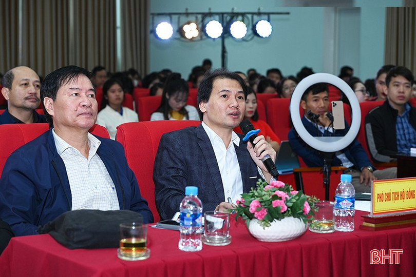 Ban giám khảo đặt câu hỏi và góp ý hoàn thiện các dự án. bqbht_br_1.jpg