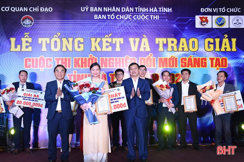 Phó Chủ tịch UBND tỉnh Lê Ngọc Châu và Giám đốc Sở KH&CN Bùi Quang Hoàn trao giải nhất cho tác giải Nguyễn Thị Huyền Trang với dự án “Trầm hương Tâm Thiên Hương - Hơn cả một trải nghiệm”. bqbht_br_dsc-8194-copy.jpg