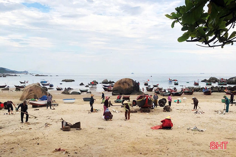 Nhiều địa phương thường xuyên tổ chức các đợt ra quân thu gom túi ni lông, rác thải nhựa trên bãi biển. bqbht_br_5.jpg