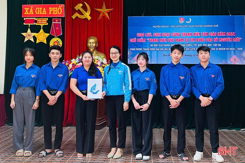Huyện đoàn Hương Khê trao quyết định ra mắt cho CLB thanh niên tôn giáo sống “tốt đời, đẹp đạo” xã Gia Phố. bqbht_br_2.jpg