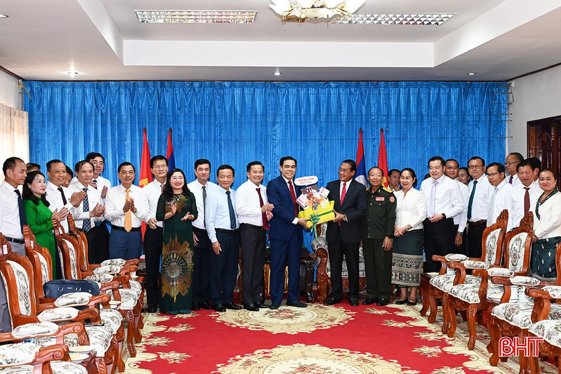 Chủ tịch UBND tỉnh Võ Trọng Hải giới thiệu sản phẩm OCOP Hà Tĩnh và tặng quà lưu niệm lãnh đạo tỉnh Khăm Muồn. 3-7286-7408.jpg