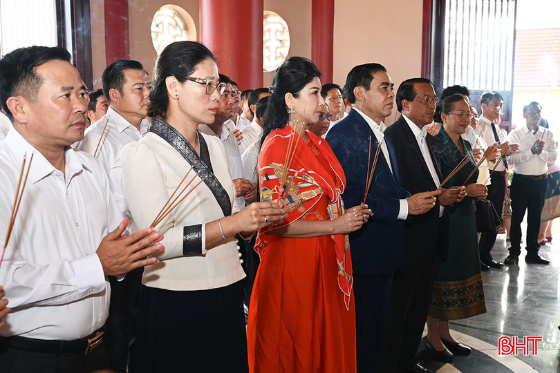 Đoàn công tác tỉnh Hà Tĩnh dâng hương tại Khu lưu niệm Chủ tịch Hồ Chí Minh tại bản Xiêng Vang, huyện Nỏng Bốc, tỉnh Khăm Muồn. 2-1817-7465.jpg