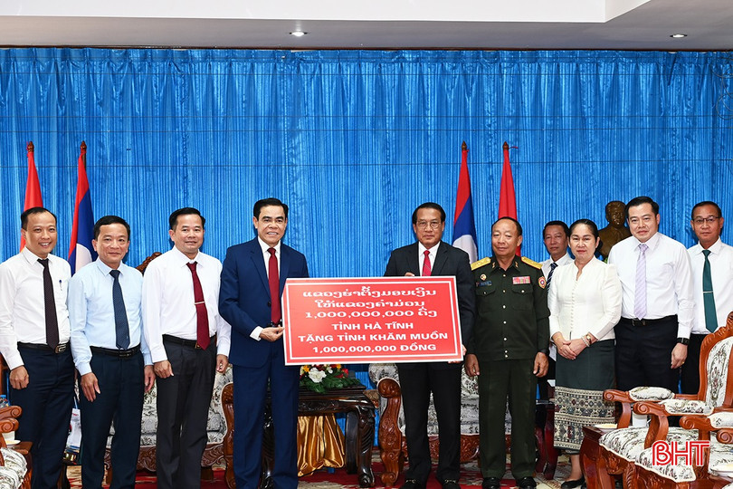 Chủ tịch UBND tỉnh Hà Tĩnh cũng đã trao biểu trưng hỗ trợ cho tỉnh Khăm Muồn 1 tỷ đồng. 4-9243-2842.jpg