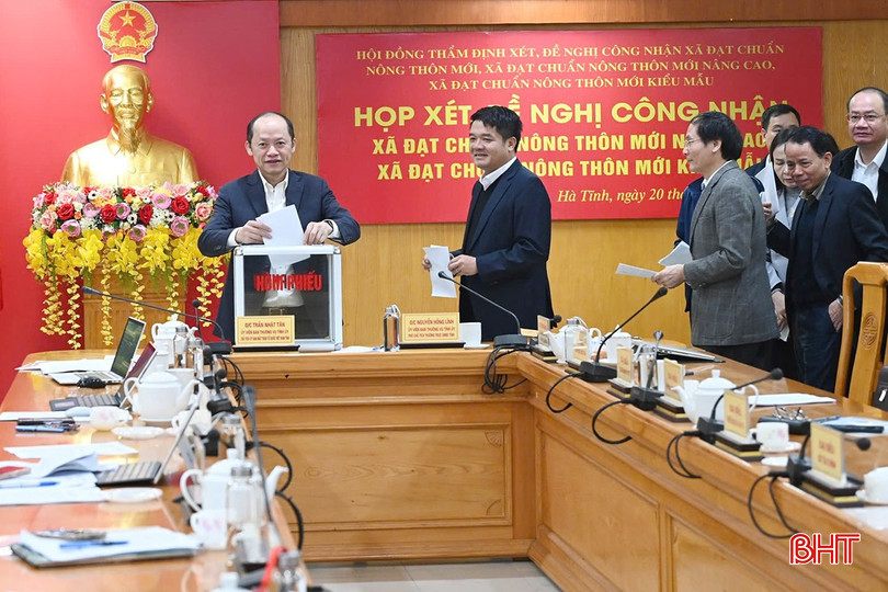 Đại biểu bỏ phiếu thống nhất công nhận 9 xã đạt chuẩn NTM nâng cao; 2 xã đạt chuẩn NTM kiểu mẫu. bqbht_br_z6245332910665-708bfaf3359f43283b1ed7ee40536a17.jpg