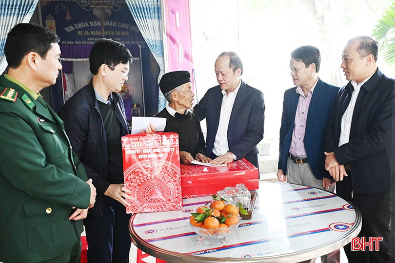Phó Chủ tịch Thường trực UBND tỉnh Nguyễn Hồng Lĩnh và đoàn công tác thăm, tặng quà gia đình thương binh Lê Văn Hữu ở thôn Phố Thịnh, xã Gia Phố... bqbht_br_3.jpg