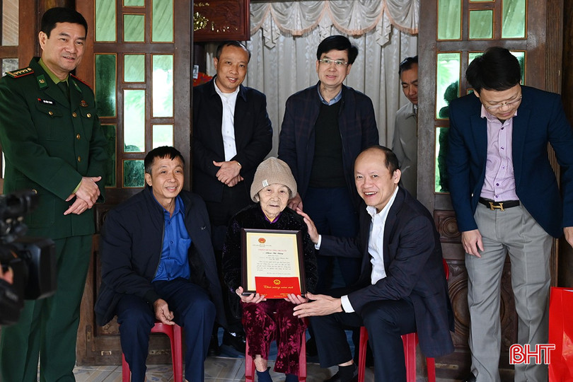 Đoàn tặng quà, chúc thọ cụ Phan Thị Đảng. bqbht_br_2.jpg