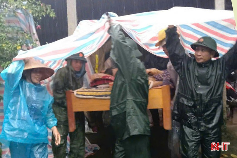 Đồng thời, vận động người dân di dời khỏi khu vực nguy hiểm, đến nơi ở mới an toàn. Đến chiều 19/9, hàng chục hộ dân với hàng trăm nhân khẩu thuộc các xã Hương Liên, Hương Lâm, Lộc Yên và Gia Phố đã được di dời ra khỏi vùng nguy cơ xảy ra sạt lở, ngập lụt.