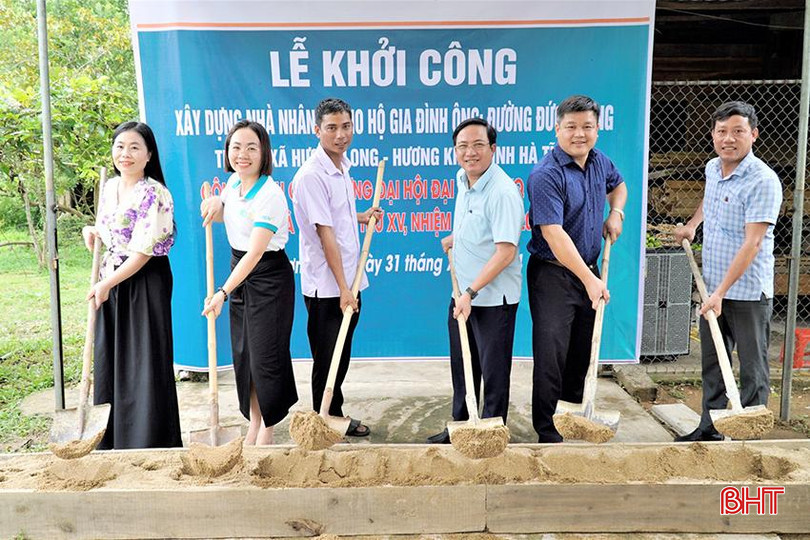 Đại diện nhà tài trợ và chính quyền địa phương thực hiện nghi thức khởi công nhà ở cho ông Đường Đức Hoàng. Đại diện nhà tài trợ và chính quyền địa phương thực hiện nghi thức khởi công nhà ở cho ông Đường Đức Hoàng.