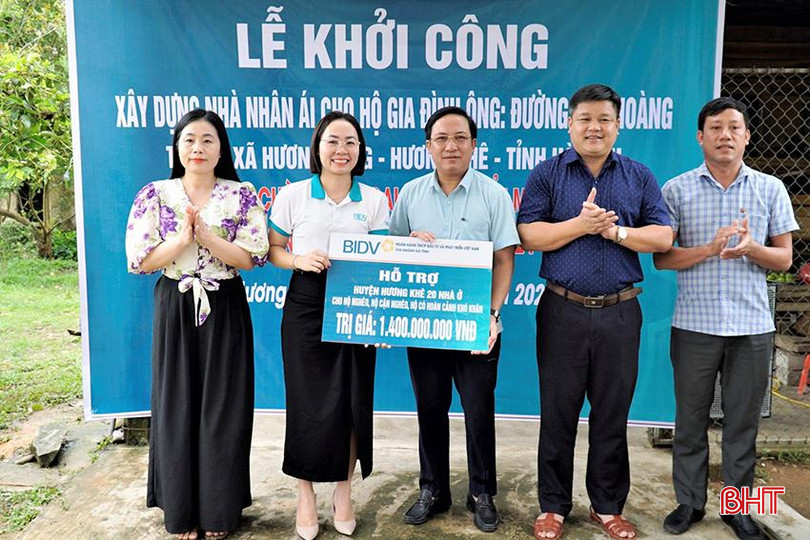 Đại diện Ngân hàng BIDV - Chi nhánh Hà Tĩnh trao biểu trưng hỗ trợ 1,4 tỷ đồng cho huyện Hương Khê xây dựng nhà nhân ái. Đại diện Ngân hàng BIDV - Chi nhánh Hà Tĩnh trao biểu trưng hỗ trợ 1,4 tỷ đồng cho huyện Hương Khê xây dựng nhà nhân ái.