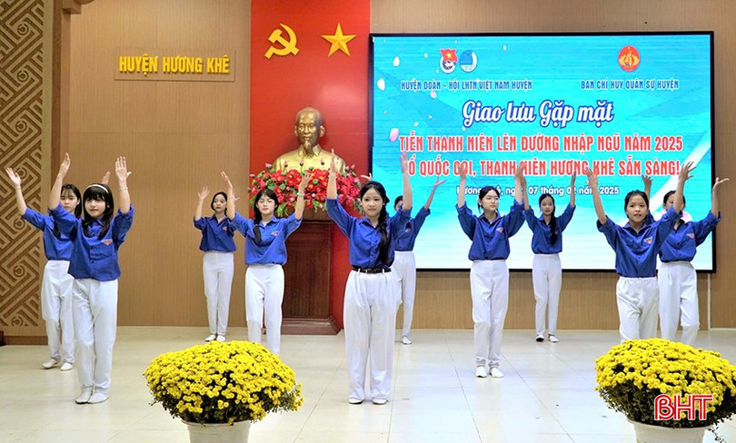 Tân binh được giao lưu nhiều tiết mục đặc sắc và ý nghĩa ca ngợi Đảng, Bác Hồ, quê hương đất nước. bqbht_br_4.jpg