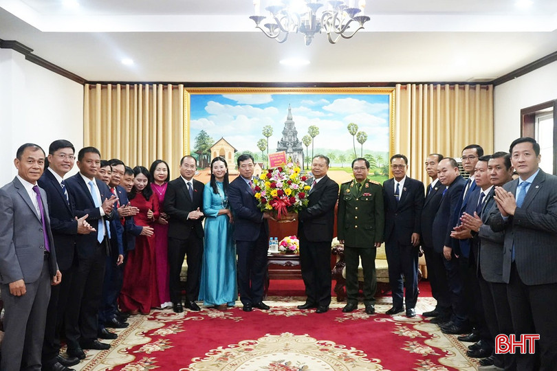 Phó Chủ tịch Thường trực HĐND tỉnh Trần Tú Anh và đoàn đại biểu tỉnh Hà Tĩnh tặng hoa, chúc Tết tỉnh Savannakhet. bqbht_br_1.jpg