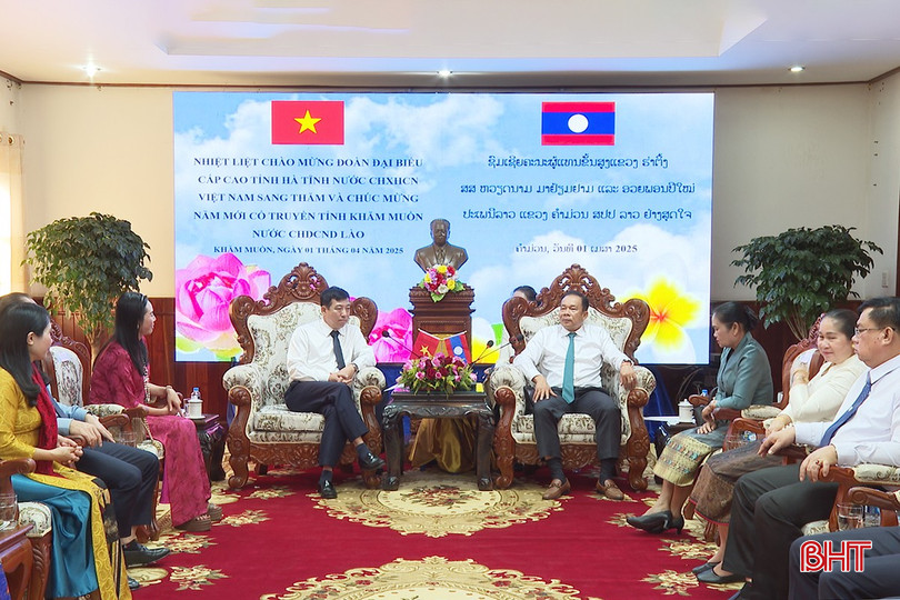 Phó Chủ tịch Thường trực HĐND tỉnh Trần Tú Anh và đồng chí Bun Mi Phim Mạ Sỏn - Phó Bí thư, Chủ tịch HĐND tỉnh Khăm Muồn thông tin về tình hình phát triển kinh tế - xã hội 2 địa phương. bqbht_br_2-8861.jpg