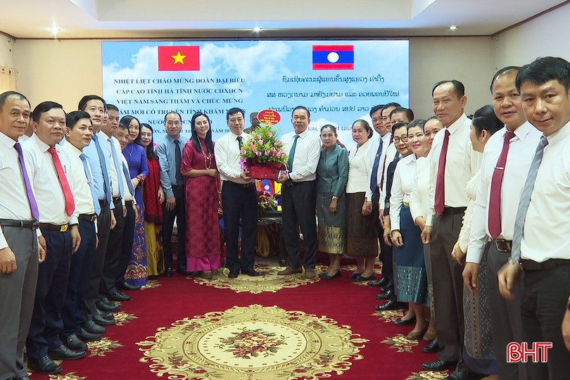 Phó Chủ tịch Thường trực HĐND tỉnh Trần Tú Anh và đoàn công tác tỉnh Hà Tĩnh chúc mừng Đảng bộ, chính quyền và Nhân dân tỉnh Khăm Muồn. bqbht_br_1-5474.jpg