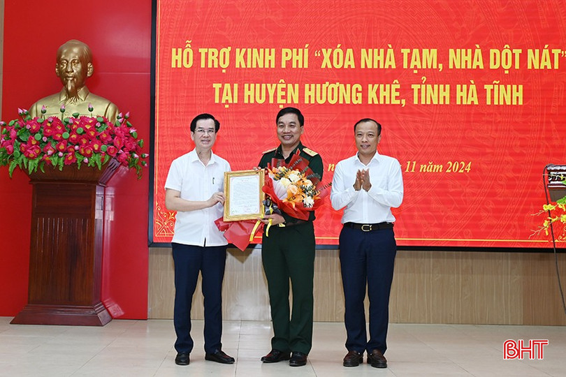 Lãnh đạo huyện Hương Khê tặng hoa và trao thư cảm ơn Tổng cục Hậu cần. bqbht_br_1.jpg