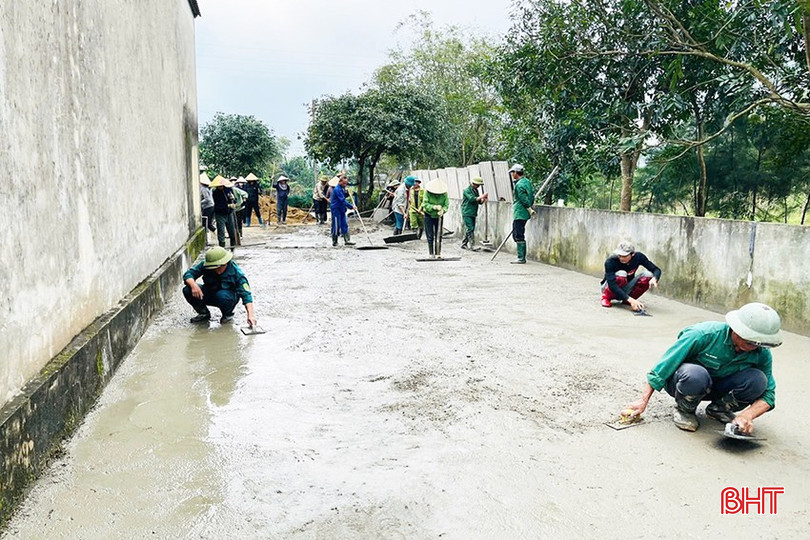Thực hiện tháng cao điểm xây dựng NTM, Chi hội Nông dân thôn Tân Khê, xã Kỳ Giang, huyện Kỳ Anh đổ bê tông khuôn viên hội trường nhà văn hóa thôn. bqbht_br_a2.jpg