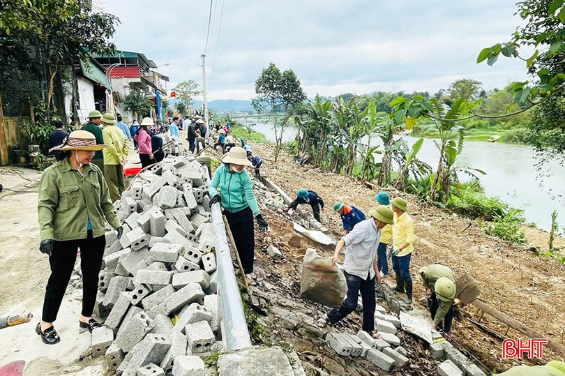 Hàng trăm người dân và cán bộ các cấp huyện Hương Sơn tham gia xây dựng mở rộng lề đường bờ sông Ngàn Phố. bqbht_br_a3.jpg