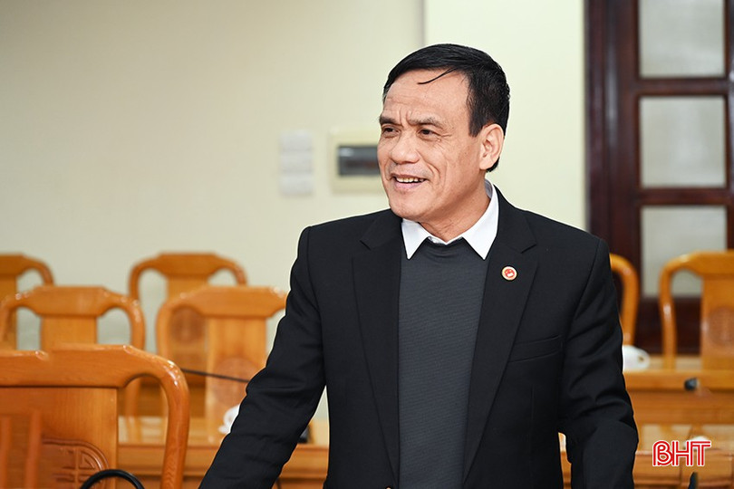 Hiệu trưởng Trường Chính trị Trần Phú Nguyễn Trọng Tứ tham gia thảo luận tại cuộc họp. bqbht_br_3.jpg