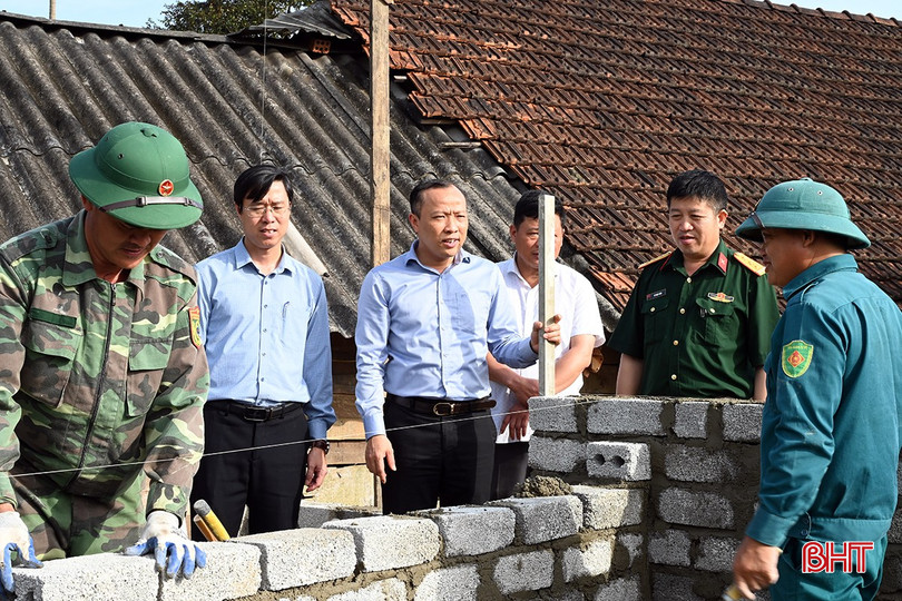 Chiều 14/4, lãnh đạo huyện Hương Khê đi kiểm tra thực hiện chương trình xóa nhà tạm, nhà dột nát và một số mô hình nông nghiệp, tình hình sản xuất vụ xuân. Trong ảnh: Đoàn kiểm tra tiến độ xóa nhà tạm tại xã Hương Vĩnh. bqbht_br_3.jpg