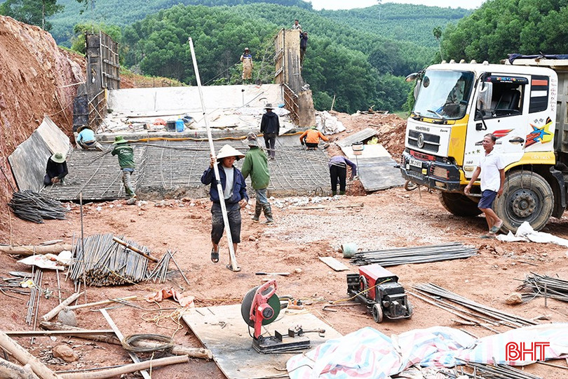 Nhà thầu tranh thủ thời tiết để thi công thuận lợi, an toàn. 4-5349.jpg