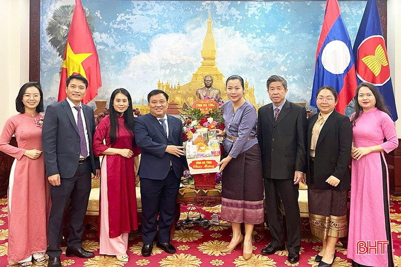 Đoàn chúc mừng Đại sứ quán Lào tại Việt Nam. bqbht_br_4.jpg