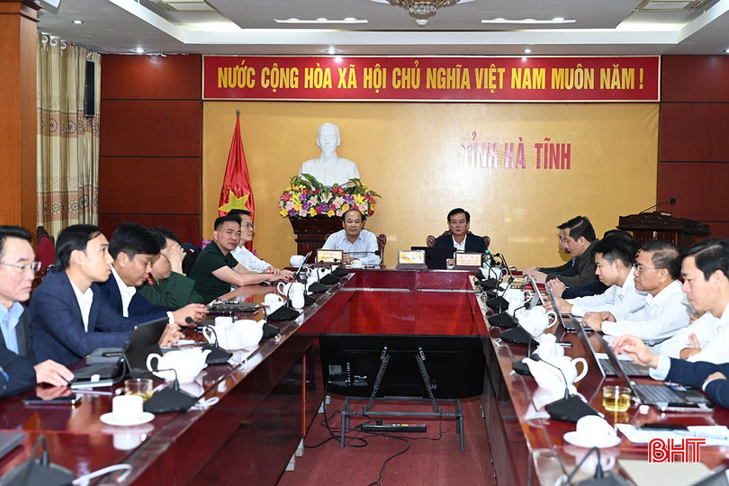 Phó Chủ tịch UBND tỉnh Trần Báu Hà và Phó Giám đốc Sở Công thương Dương Thanh Hòa điều hành điểm cầu Hà Tĩnh. bqbht_br_4.jpg