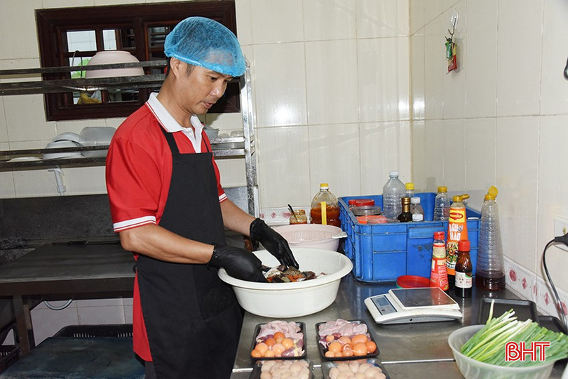 Một số món sẽ được ướp sẵn gia vị. bqbht_br_3.jpg
