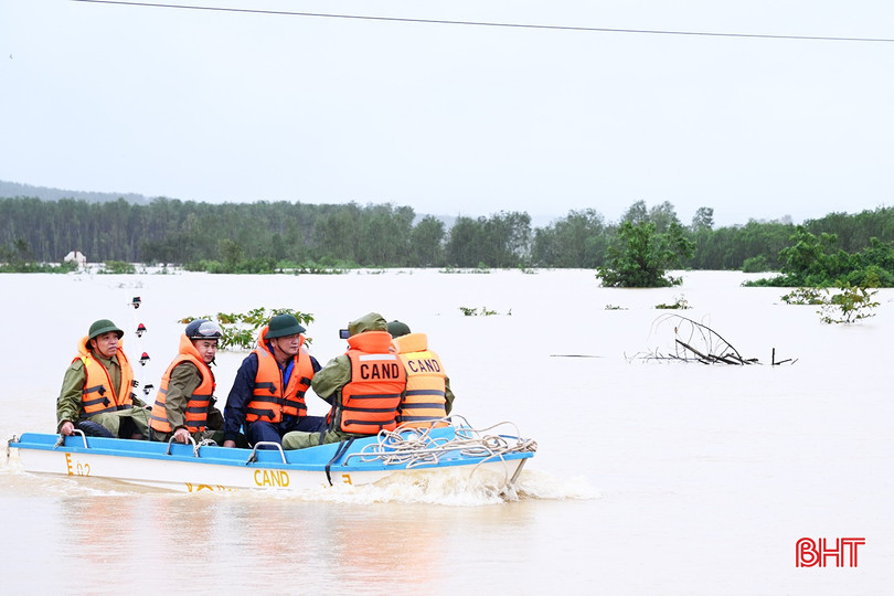 Phó Chủ tịch UBND tỉnh Hồ Huy Thành đề nghị các địa phương bám sát tình hình thực tiễn để kịp thời điều chỉnh phương án ứng phó với lũ lụt phù hợp. bqbht_br_1-971.jpg