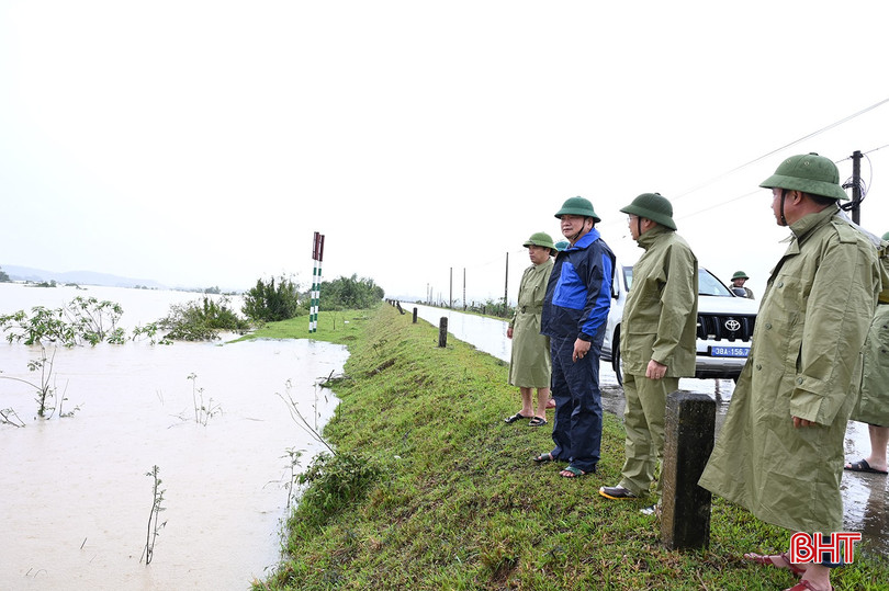 Phó Chủ tịch UBND tỉnh Hồ Huy Thành và đoàn công tác kiểm tra điểm sạt lở ven sông Ngàn Sâu tại xã Hà Linh. bqbht_br_2-1484.jpg