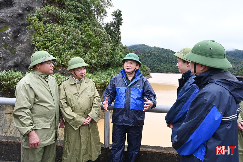 Phó Chủ tịch UBND tỉnh Hồ Huy Thành đề nghị Nhà máy Thuỷ điện Hố Hô theo dõi sát sao diễn biến mưa và mực nước, điều tiết xả lũ hợp lý. bqbht_br_4-1057.jpg