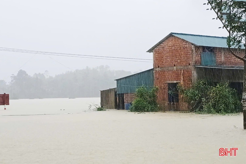 पुराने हुओंग खे जिले में कई घर बाढ़ में डूब गए हैं और अलग-थलग पड़ गए हैं। bqbht_br_4.jpg