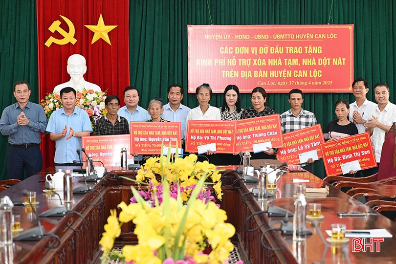 Đại diện các đơn vị trao biểu trưng và kinh phí hỗ trợ các gia đình trên địa bàn huyện Can Lộc. bqbht_br_2.jpg