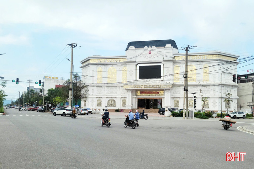 Thẩm quyền cấp, điều chỉnh và thu hồi giấy phép đủ điều kiện kinh doanh dịch vụ karaoke, dịch vụ vũ trường đã được phân ủy quyền về cấp xã. bqbht_br_5.jpg