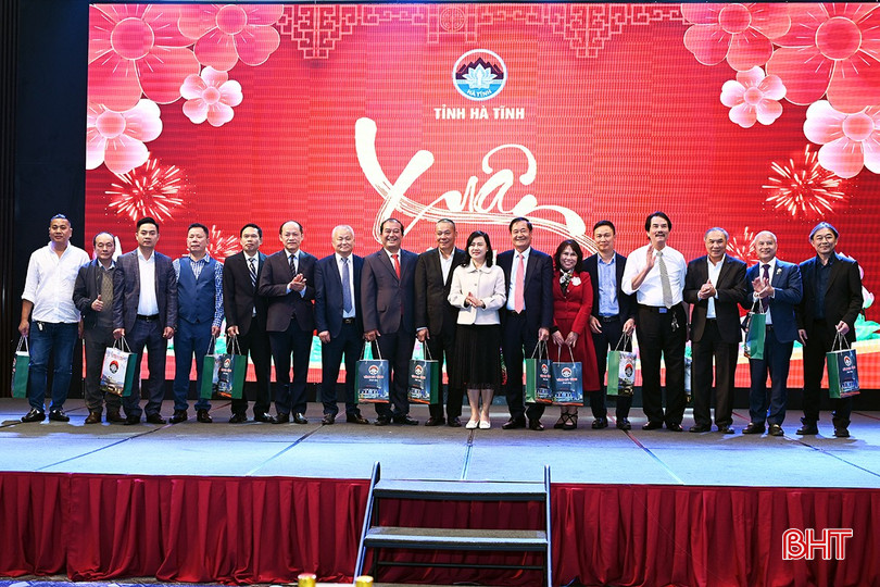 Dịp này, Tỉnh ủy, HĐND, UBND, Ủy ban MTTQ tỉnh cũng tặng quà, cảm ơn những tình cảm của kiều bào người Hà Tĩnh dành cho quê hương. bqbht_br_6.jpg