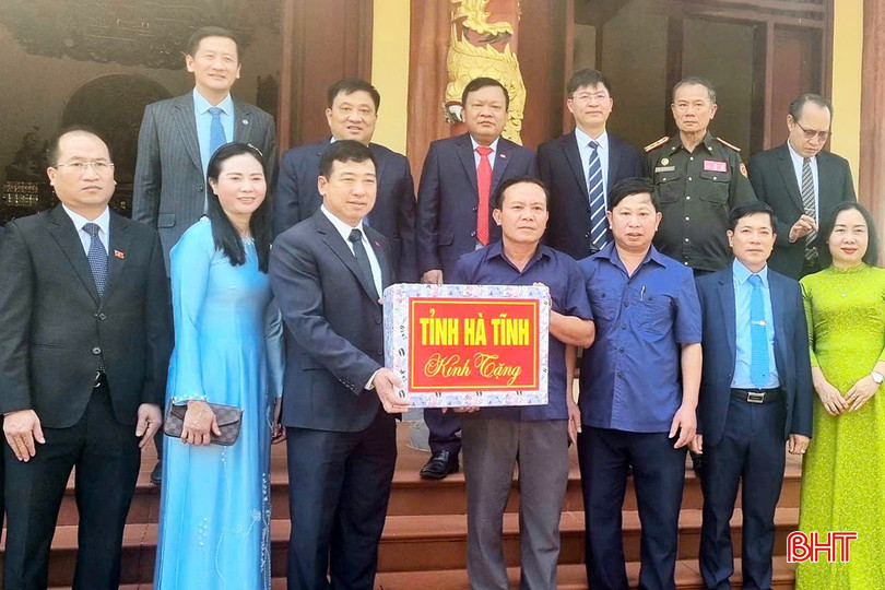 Phó Chủ tịch Thường trực HĐND tỉnh Trần Tú Anh tặng quà Đội quy tập hài cốt liệt sỹ (thuộc Bộ CHQS tỉnh) đang làm nhiệm vụ tại tỉnh Bolikhămxay. bqbht_br_1.jpg