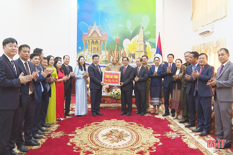 Phó Chủ tịch Thường trực HĐND tỉnh Trần Tú Anh và đoàn công tác tỉnh Hà Tĩnh chúc Tết Đảng bộ, chính quyền và Nhân dân tỉnh Bolikhămxay. bqbht_br_3.jpg