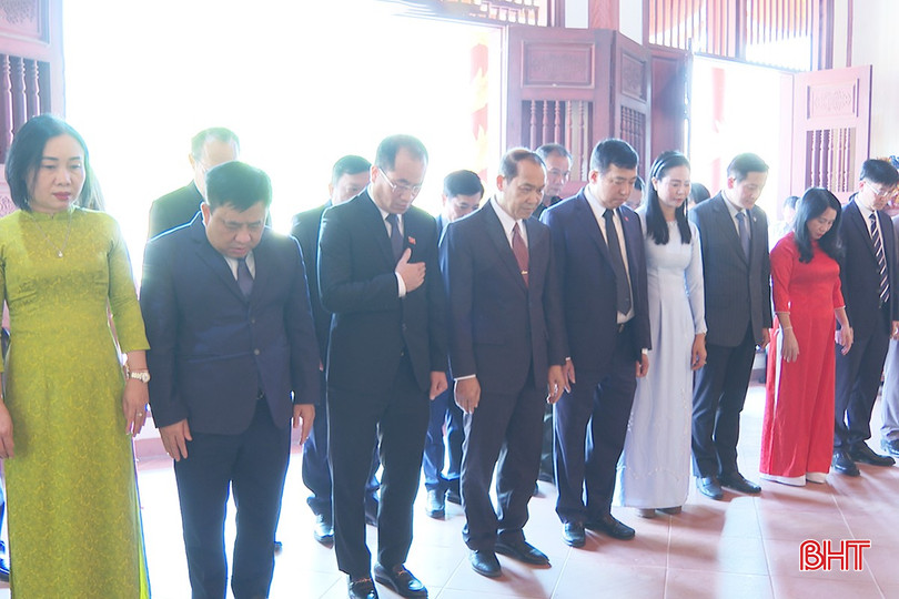 Các đại biểu tưởng niệm các anh hùng liệt sỹ. bqbht_br_2.jpg