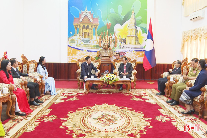 Phó Chủ tịch Thường trực HĐND tỉnh Trần Tú Anh và đồng chí Sú Văn Ni Xay Xạ Nạ - Phó Bí thư Tỉnh ủy, Chủ tịch HĐND tỉnh Bolikhămxay trao đổi thông tin giữa 2 địa phương. bqbht_br_6.jpg