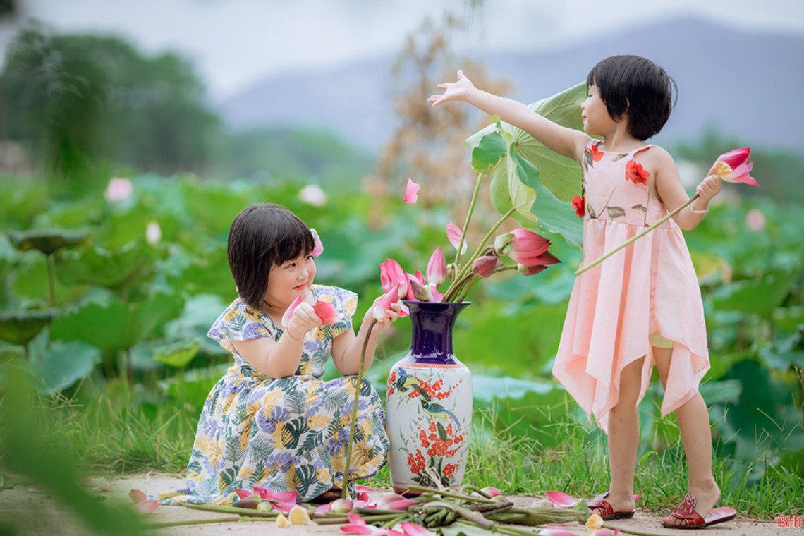 Những khoảnh khắc đáng yêu của em bé Hà Tĩnh bên hoa sen