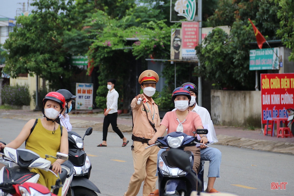 Hà Tĩnh siết chặt công tác phòng dịch trong ngày đầu thi tốt nghiệp THPT