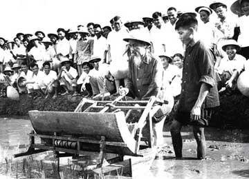 Bác Hồ - mẫu mực của phẩm chất và phong cách người cán bộ dân vận. Ảnh TL Bác Hồ - mẫu mực của phẩm chất và phong cách người cán bộ dân vận. Ảnh TL