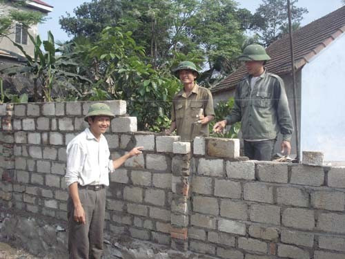 Nhân dân xã Đức Hương (Vũ Quang) hiến hàng ngàn m2 đất mở rộng đường giao thông, xây dựng NTM. Ảnh: Tuấn Hiển Nhân dân xã Đức Hương (Vũ Quang) hiến hàng ngàn m2 đất mở rộng đường giao thông, xây dựng NTM. Ảnh: Tuấn Hiển
