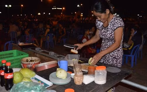 Trời càng nóng bức, quán nước vỉa hè càng nhộn nhịp khách