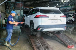 Dịch vụ rửa xe tăng giá mạnh, nhiều điểm vẫn “quá tải” dịp cận Tết