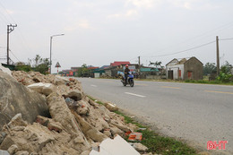 Rác thải xây dựng chất đống bên đường ven biển 