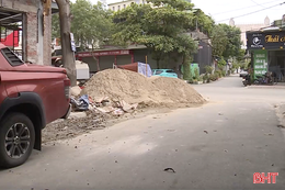 Vỉa hè, lòng lề đường thành bãi tập kết vật liệu xây dựng