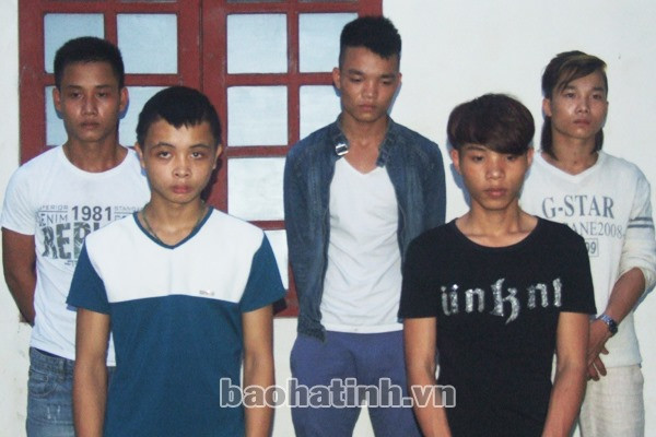 5 đối tượng bị bắt giữ tại Công an Đức Thọ.